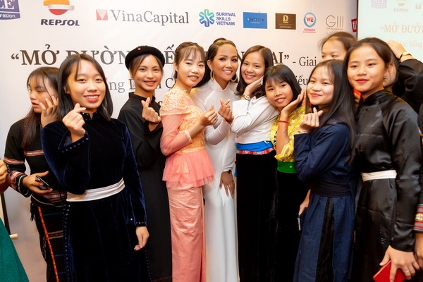hoa hau hhen nie khoe ve duyen dang trong bo ao dai trang