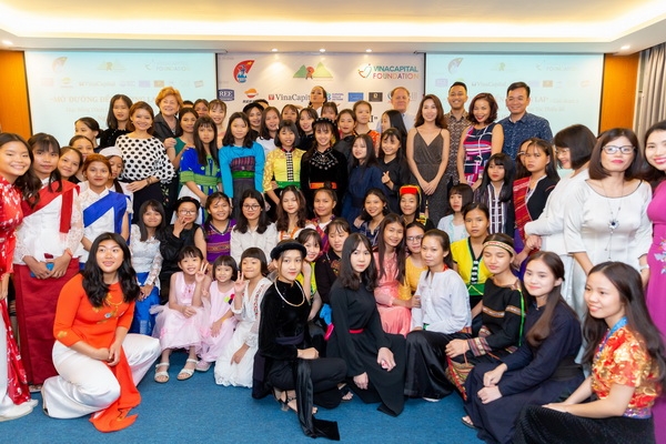hoa hau hhen nie khoe ve duyen dang trong bo ao dai trang