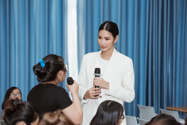 a hau hoang thuy truyen cam hung song tich cuc den gioi tre