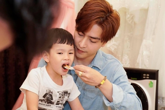 Xôn xao tin đồn chồng trẻ cấu đỏ tay con trai riêng ca sĩ Thu Thủy