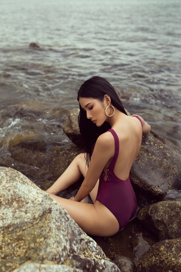 a hau hoang thuy khoe vong dang quyen ru voi bikini