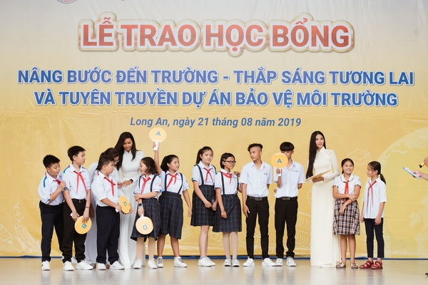 hoa hau hhen nie cung hoang thuy ve long an trao hoc bong