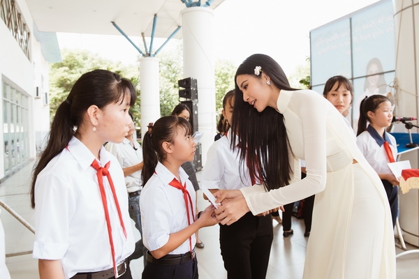 hoa hau hhen nie cung hoang thuy ve long an trao hoc bong