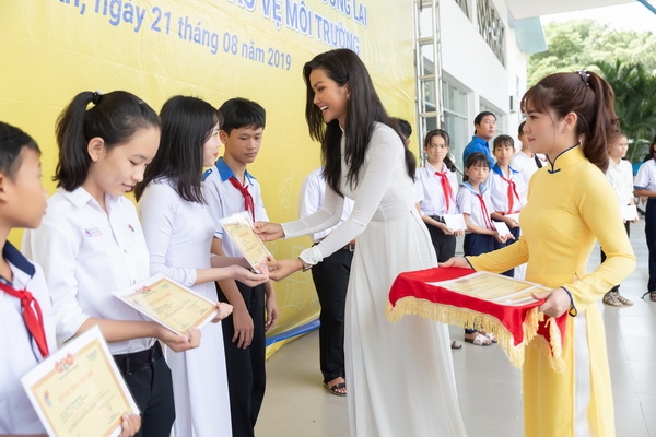hoa hau hhen nie cung hoang thuy ve long an trao hoc bong