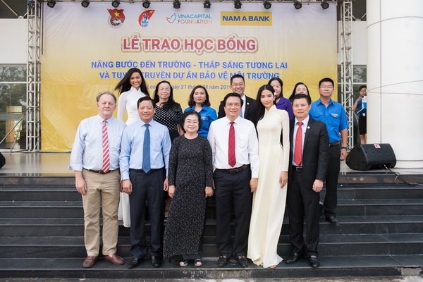 hoa hau hhen nie cung hoang thuy ve long an trao hoc bong
