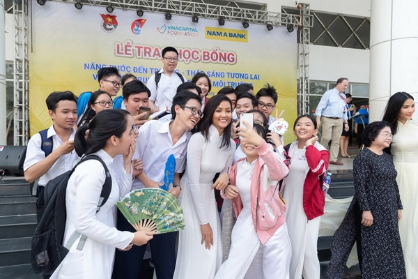 hoa hau hhen nie cung hoang thuy ve long an trao hoc bong