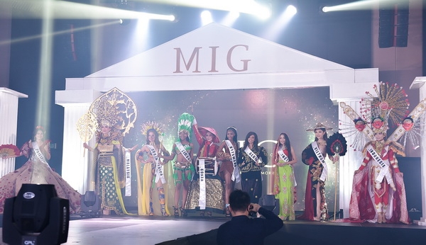 my huyen dang quang ngoi vi cao nhat tai miss international globe 2019