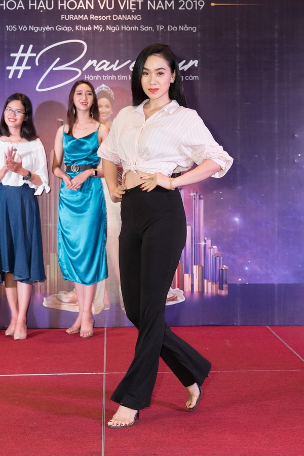 hoa hau hhen nie xuat hien noi bat voi mai toc bach kim