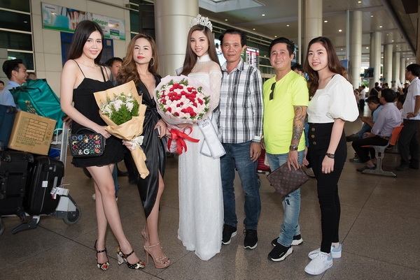 my huyen mac ao dai doi vuong mien ve nuoc sau dang quang hoa hau