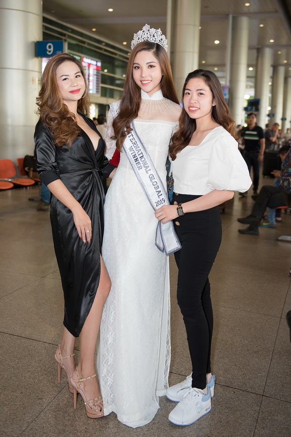my huyen mac ao dai doi vuong mien ve nuoc sau dang quang hoa hau
