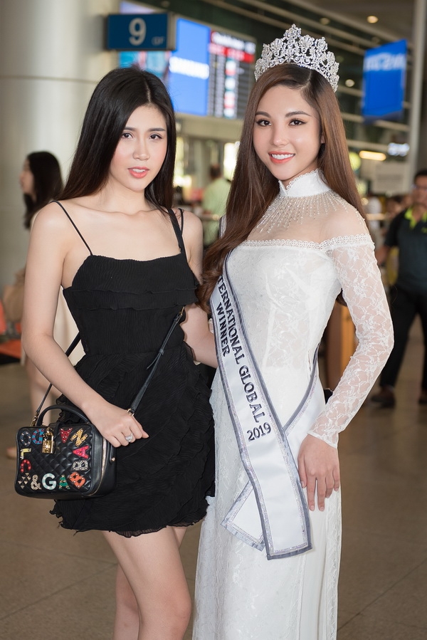 my huyen mac ao dai doi vuong mien ve nuoc sau dang quang hoa hau