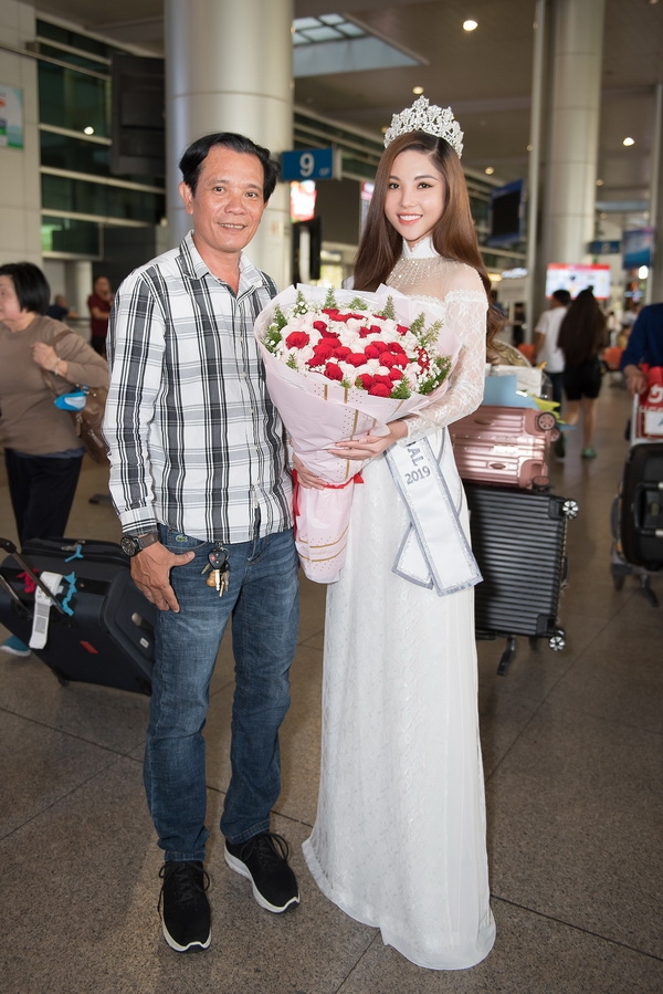 my huyen mac ao dai doi vuong mien ve nuoc sau dang quang hoa hau