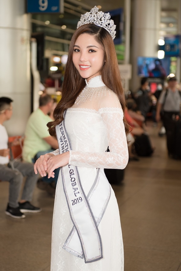 my huyen mac ao dai doi vuong mien ve nuoc sau dang quang hoa hau