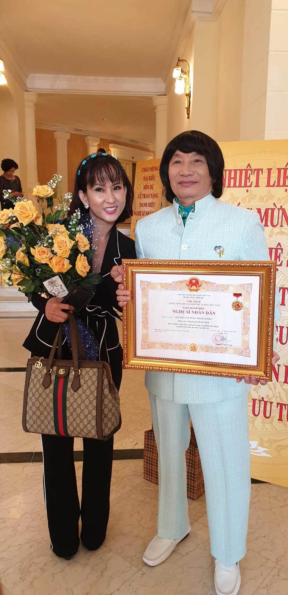 nsnd tran hanh xuc dong khi duoc thu tuong chuc mung
