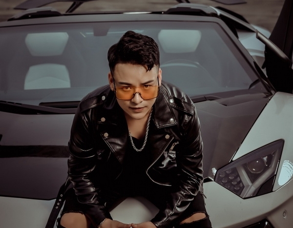 Rapper Ashi khoe vẻ phong trần lãng tử bên siêu xe 20 tỷ
