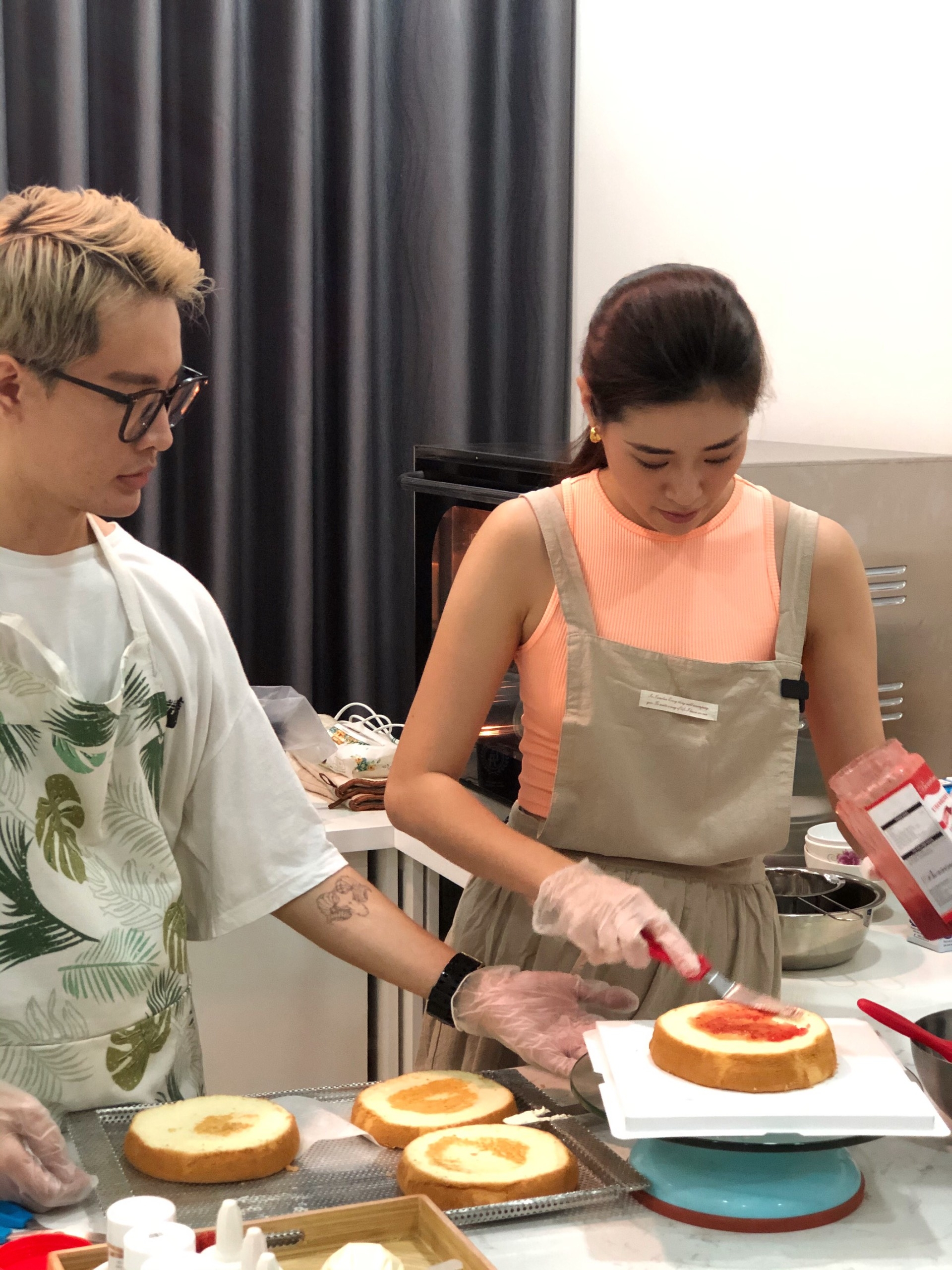 hoa hau khanh van tu tay lam banh sinh nhat tang me