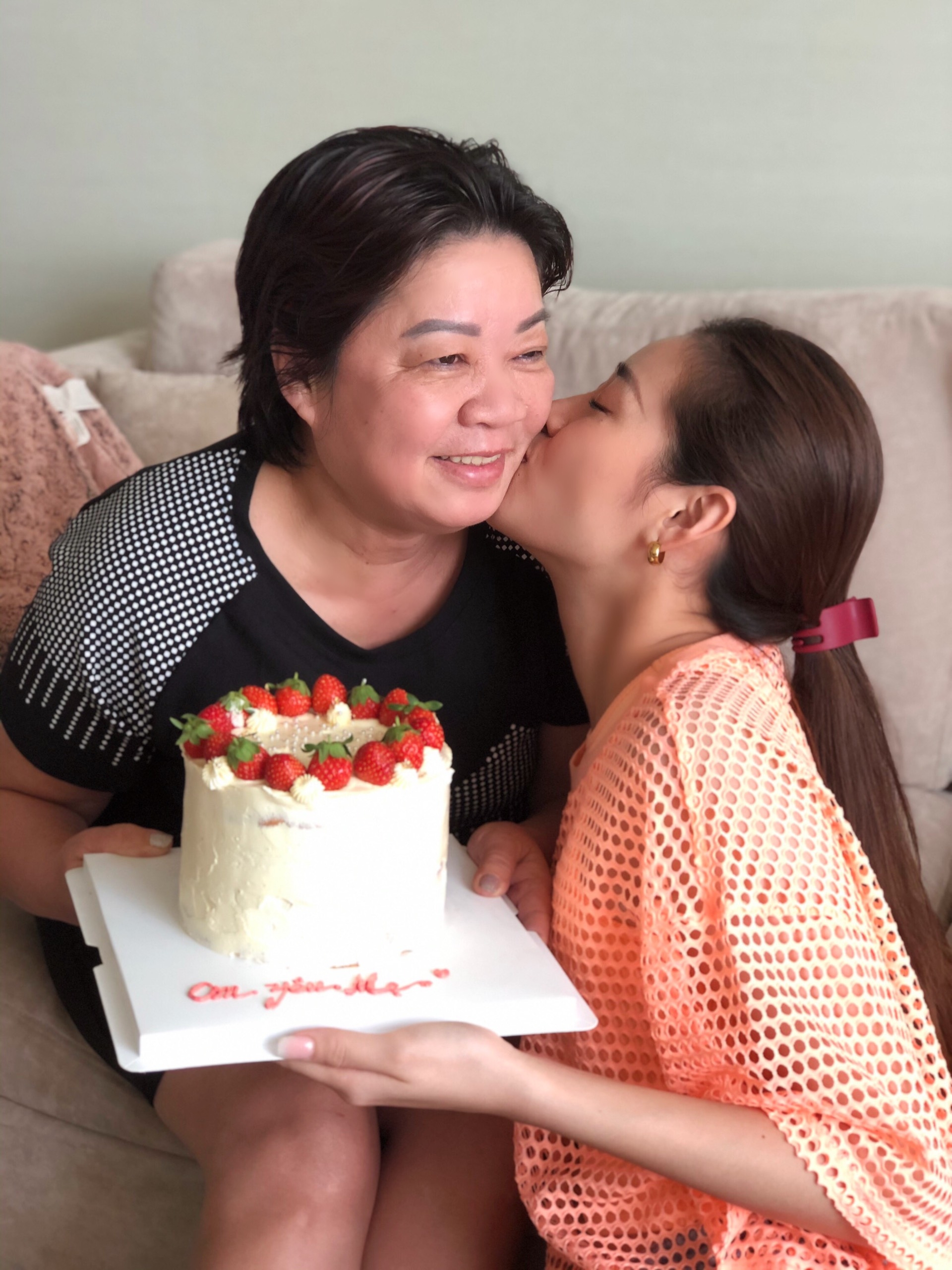 hoa hau khanh van tu tay lam banh sinh nhat tang me