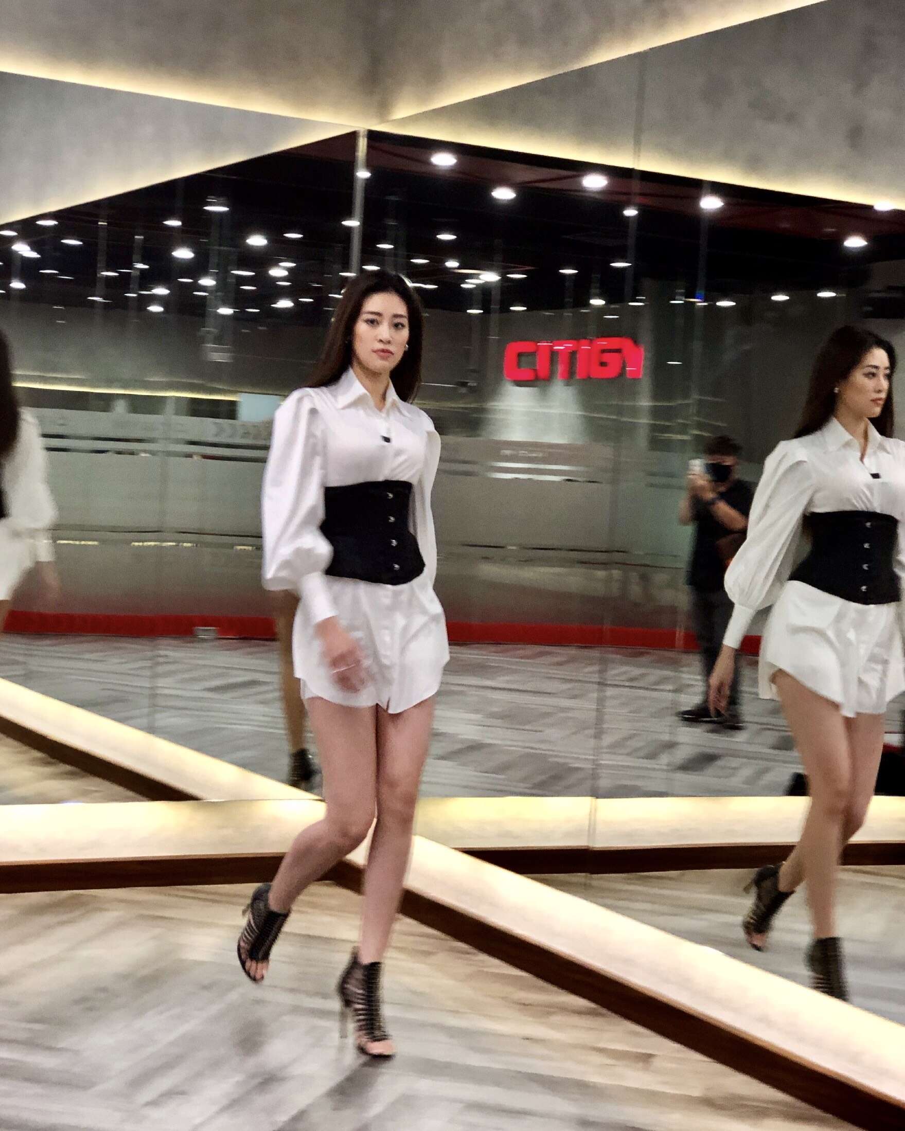 hoang yen day hoa hau khanh van tap catwalk