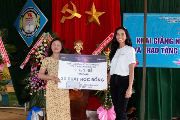 hoa hau hhen nie lai xe may di trao hoc bong cho hoc sinh tai que nha