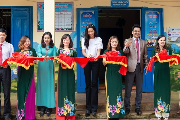 hoa hau hhen nie lai xe may di trao hoc bong cho hoc sinh tai que nha