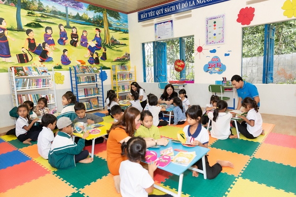hoa hau hhen nie lai xe may di trao hoc bong cho hoc sinh tai que nha