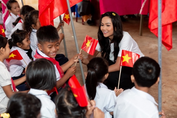 hoa hau hhen nie lai xe may di trao hoc bong cho hoc sinh tai que nha