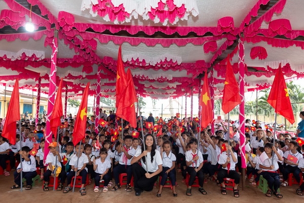 hoa hau hhen nie lai xe may di trao hoc bong cho hoc sinh tai que nha