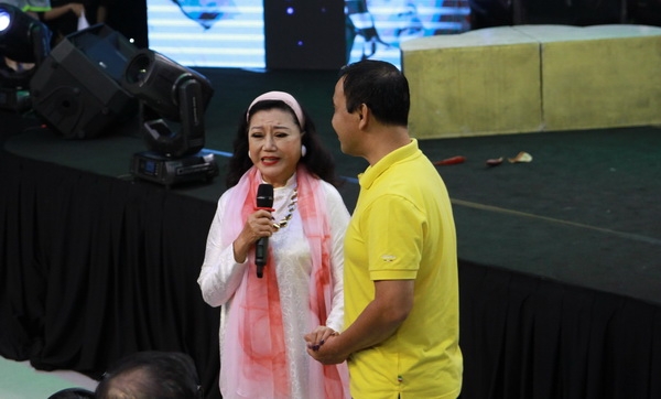 mc quyen linh dau nhoi voi cau chuyen ba me benh tat nuoi 9 dua con