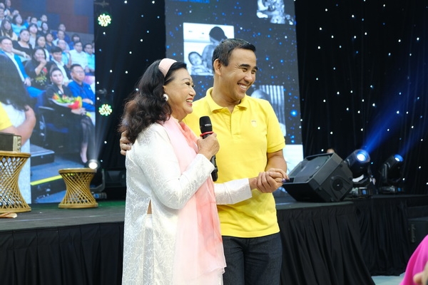 mc quyen linh dau nhoi voi cau chuyen ba me benh tat nuoi 9 dua con