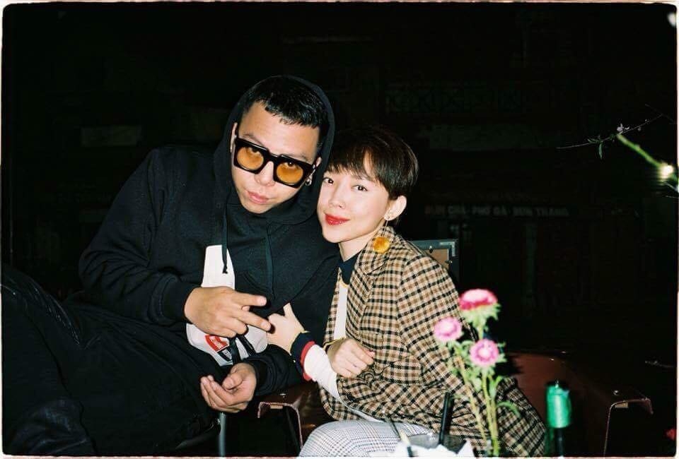 ca si toc tien thua nhan dang yeu hoang touliver