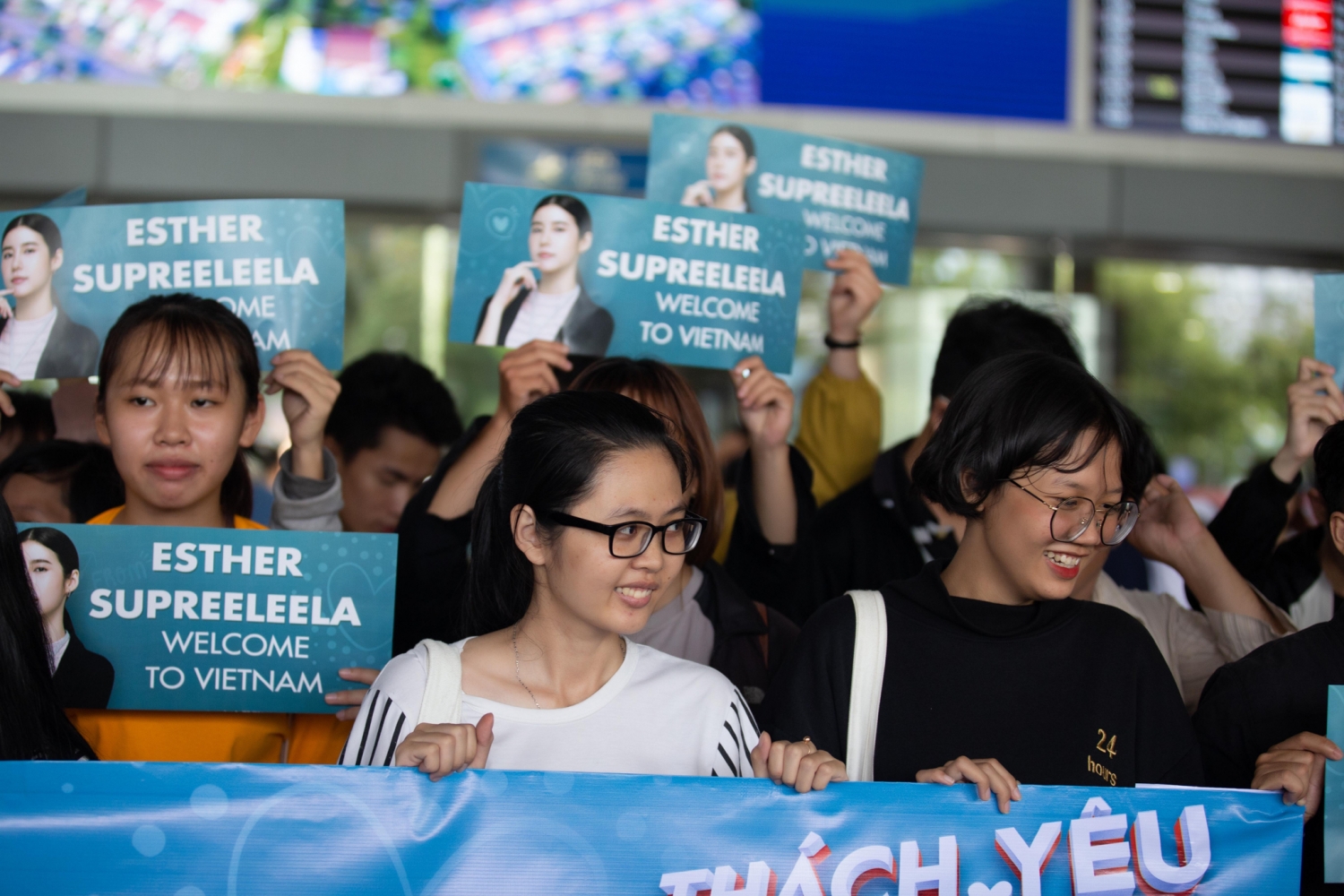 esther supreeleela mac ao dai doi non la duoc fan viet chao don nong nhiet