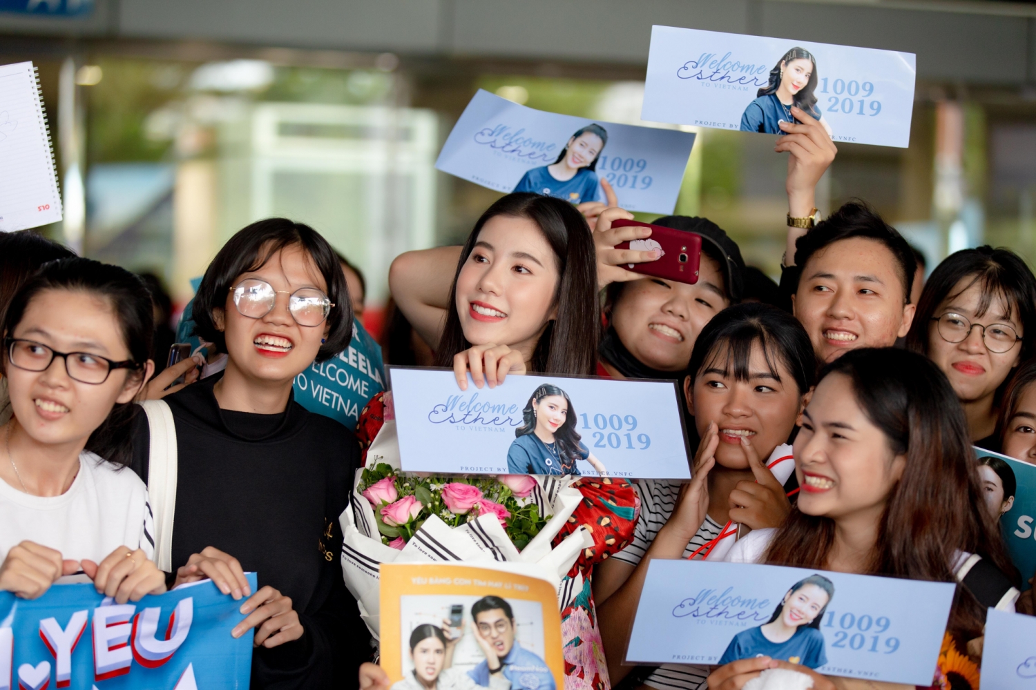 esther supreeleela mac ao dai doi non la duoc fan viet chao don nong nhiet