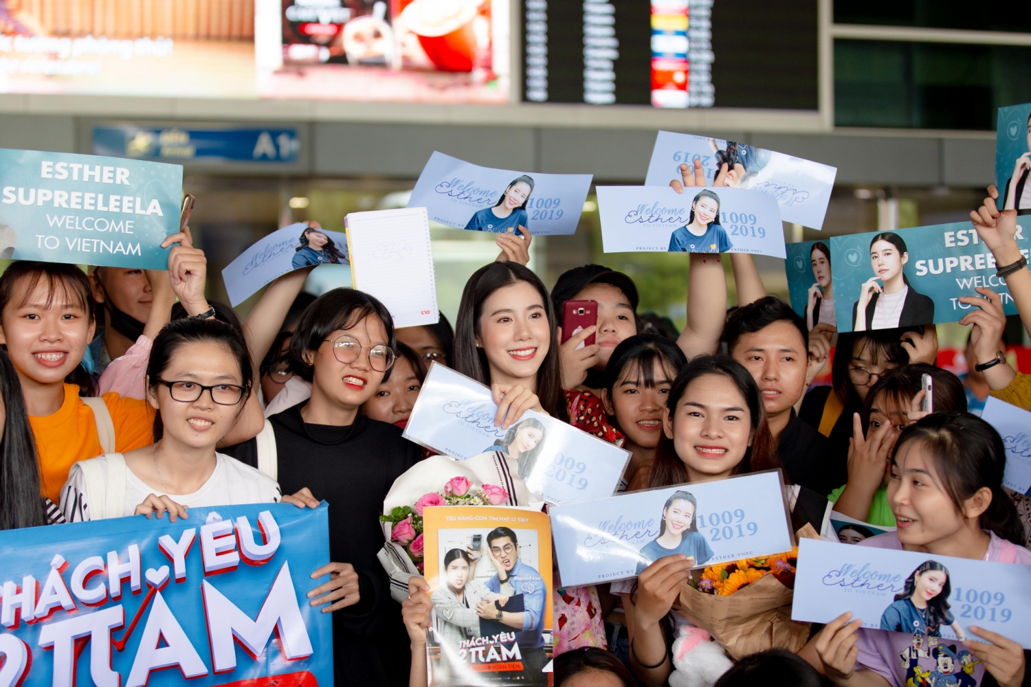 esther supreeleela mac ao dai doi non la duoc fan viet chao don nong nhiet
