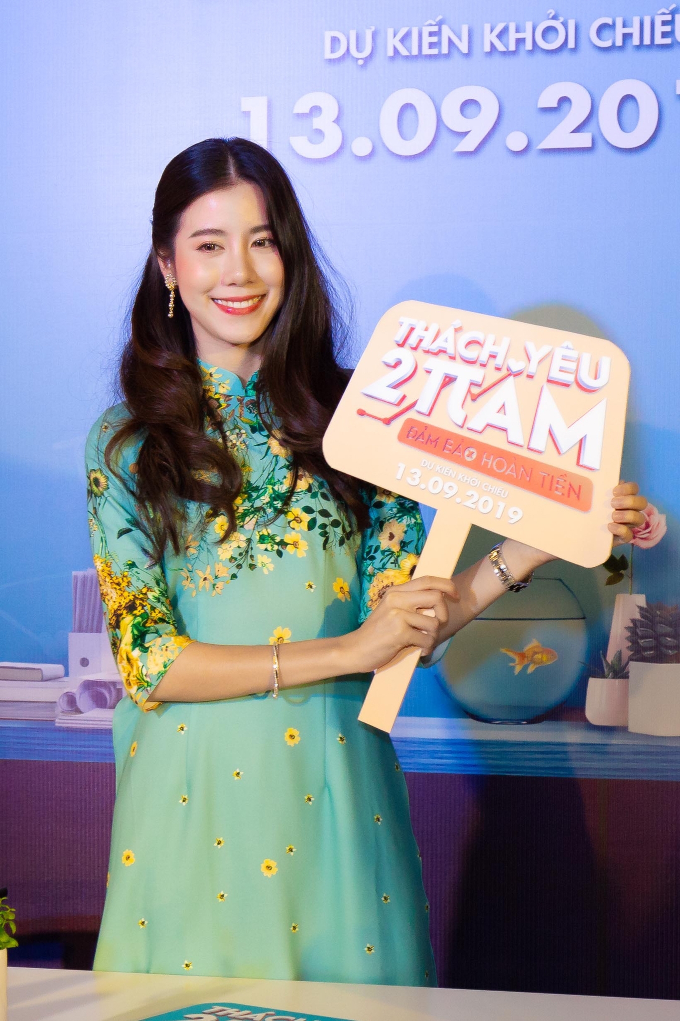 esther supreeleela mac ao dai doi non la duoc fan viet chao don nong nhiet
