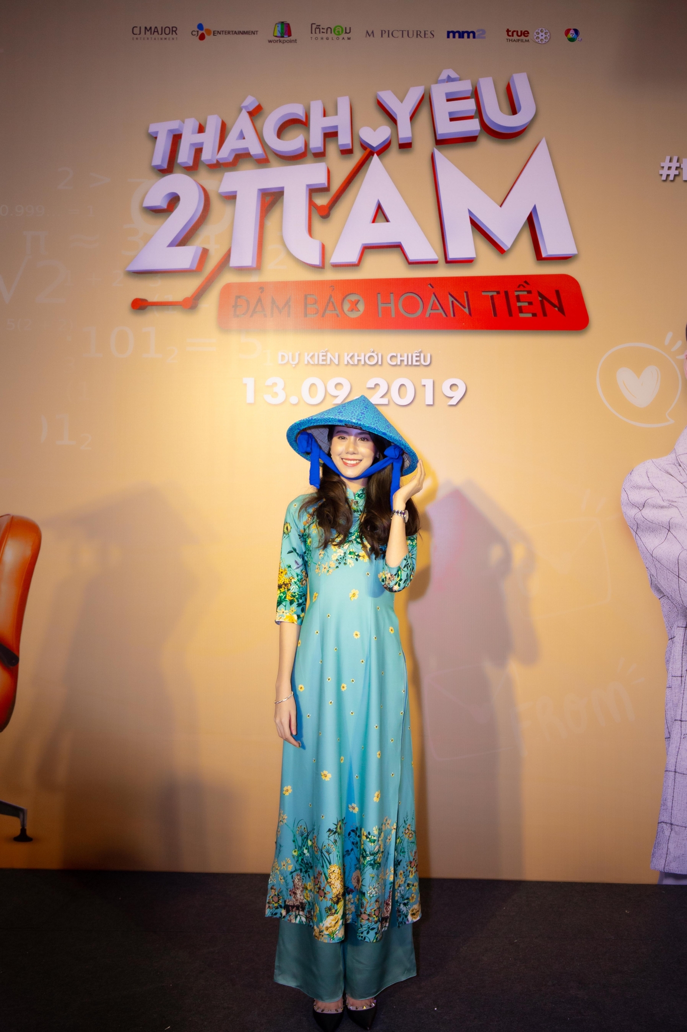 esther supreeleela mac ao dai doi non la duoc fan viet chao don nong nhiet