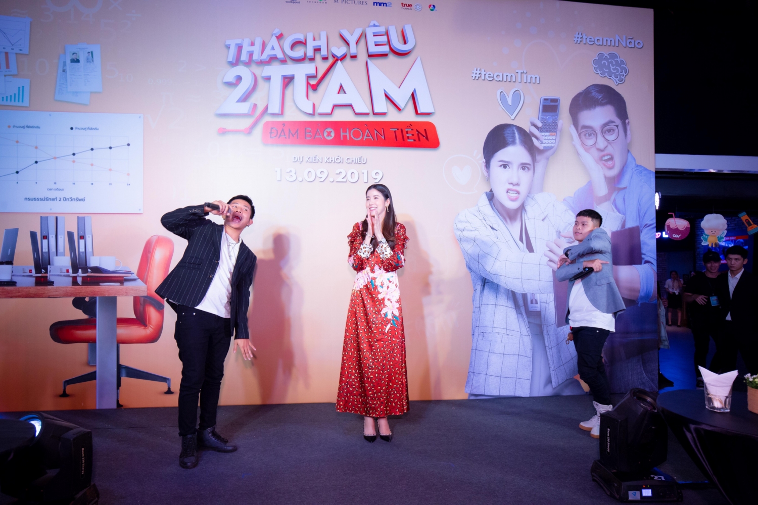 esther supreeleela mac ao dai doi non la duoc fan viet chao don nong nhiet