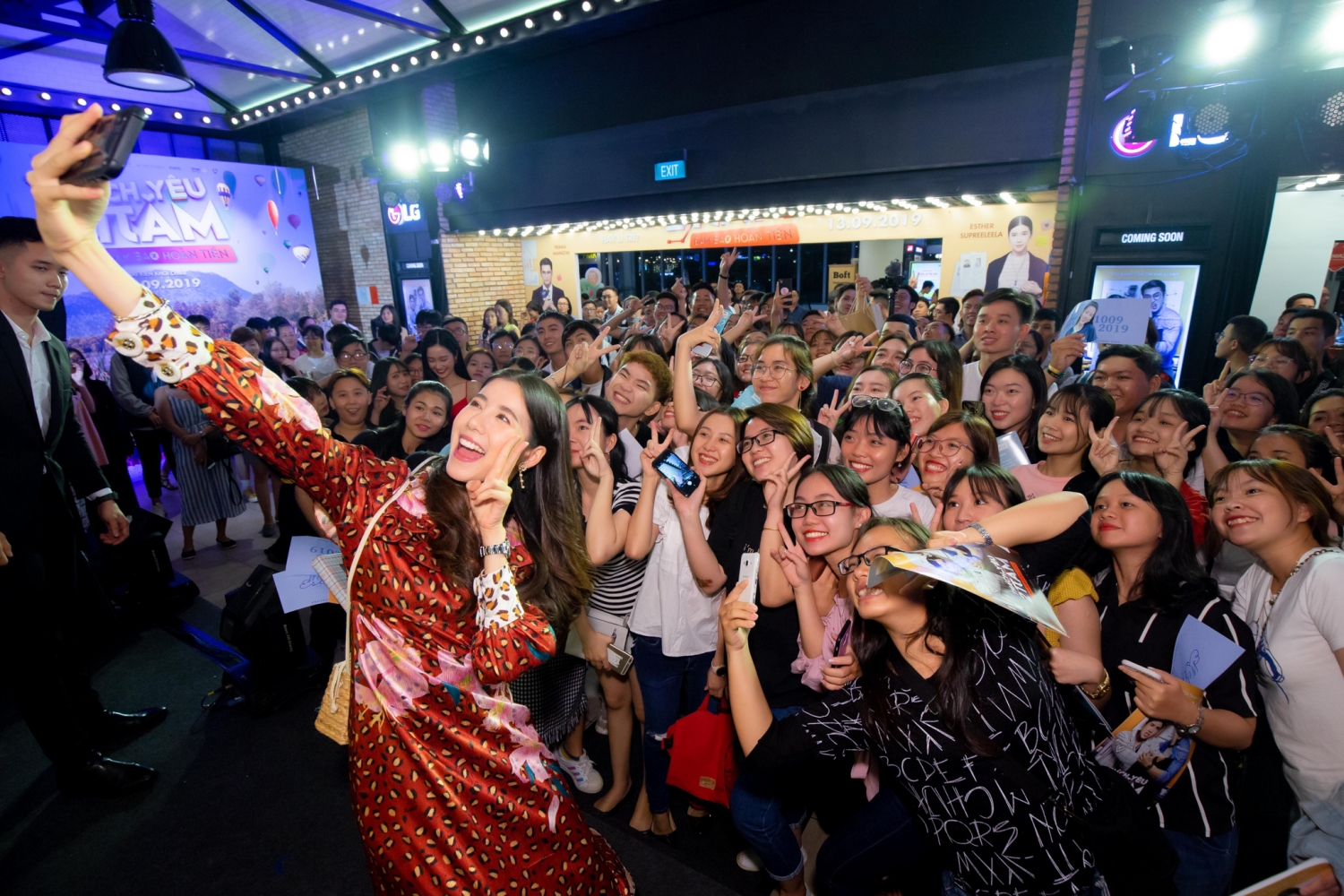 esther supreeleela mac ao dai doi non la duoc fan viet chao don nong nhiet