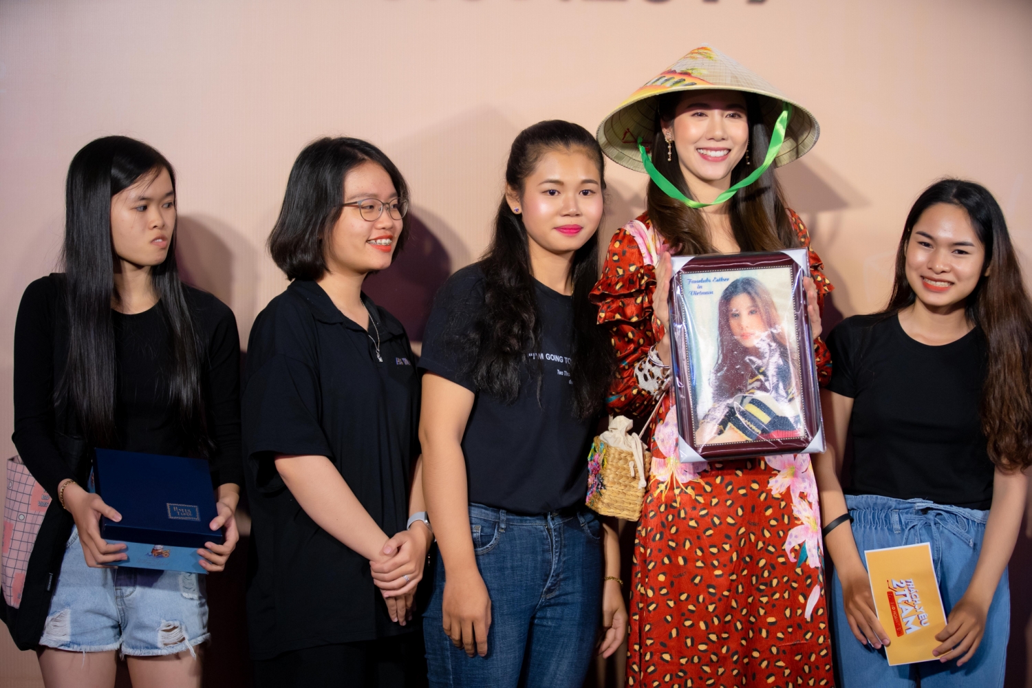 esther supreeleela mac ao dai doi non la duoc fan viet chao don nong nhiet
