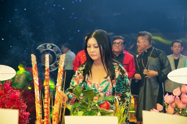 Nghệ sĩ Việt thành kính dâng hương cúng Tổ nghề sân khấu nghe si viet thanh kinh dang huong cung to nghe san khau