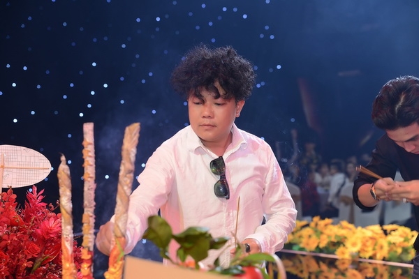 Nghệ sĩ Việt thành kính dâng hương cúng Tổ nghề sân khấu nghe si viet thanh kinh dang huong cung to nghe san khau
