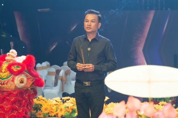Nghệ sĩ Việt thành kính dâng hương cúng Tổ nghề sân khấu nghe si viet thanh kinh dang huong cung to nghe san khau