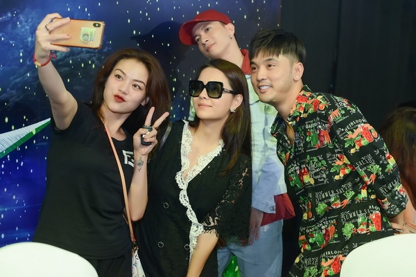 Nghệ sĩ Việt thành kính dâng hương cúng Tổ nghề sân khấu nghe si viet thanh kinh dang huong cung to nghe san khau