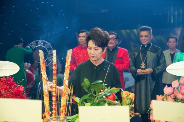 Nghệ sĩ Việt thành kính dâng hương cúng Tổ nghề sân khấu nghe si viet thanh kinh dang huong cung to nghe san khau
