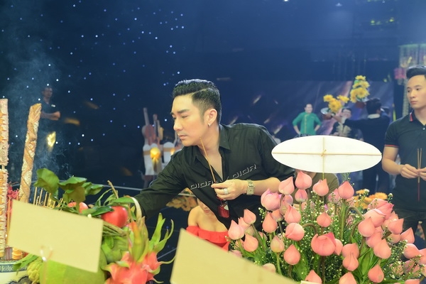 Nghệ sĩ Việt thành kính dâng hương cúng Tổ nghề sân khấu nghe si viet thanh kinh dang huong cung to nghe san khau