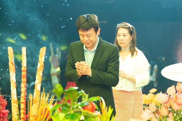Nghệ sĩ Việt thành kính dâng hương cúng Tổ nghề sân khấu nghe si viet thanh kinh dang huong cung to nghe san khau
