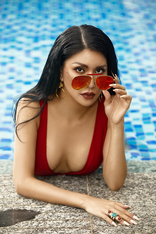 hoa hau loan vuong dien bikini khoe voc dang goi cam o ho boi
