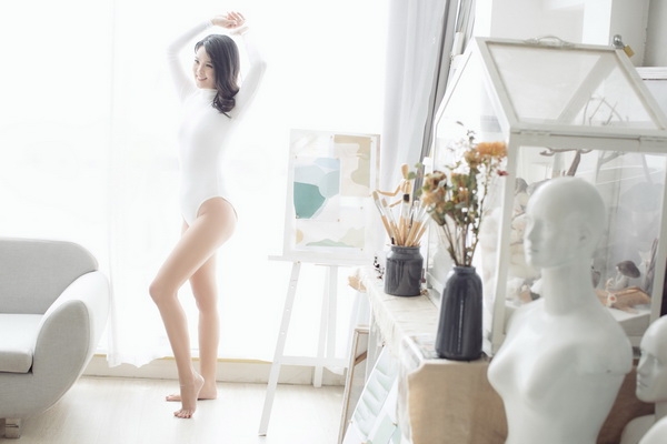 a hau van anh tai xuat showbiz sau 2 nam vang bong