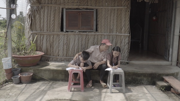 hoc tro ho viet trung lay nuoc mat khan gia voi mv xuc dong ve tinh phu tu