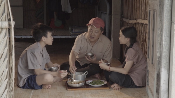 hoc tro ho viet trung lay nuoc mat khan gia voi mv xuc dong ve tinh phu tu