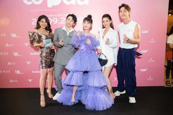 trang le khoe chan thon dai ben trai dep song luan huy khanh